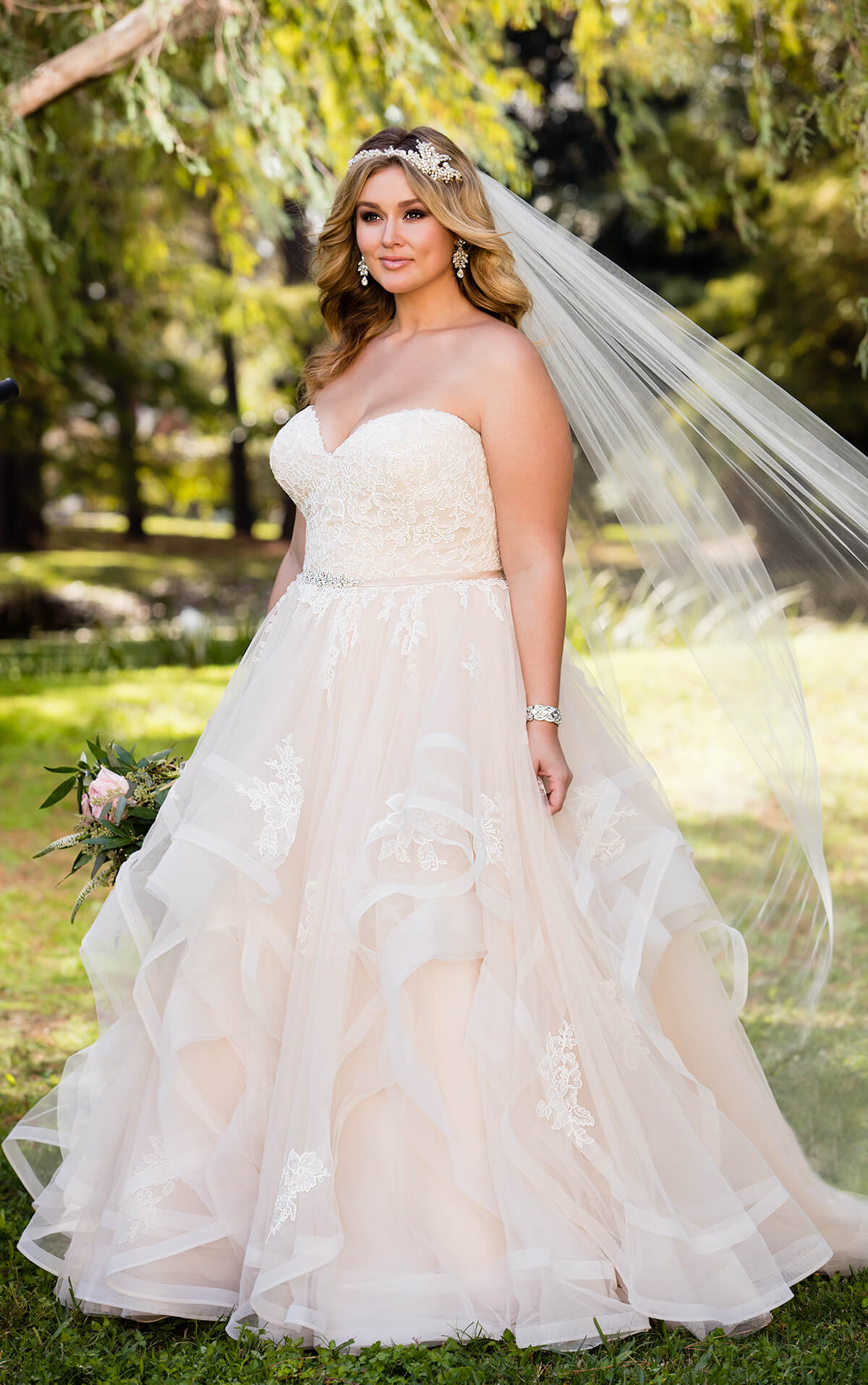 plus-sized bride in blush-colored dress