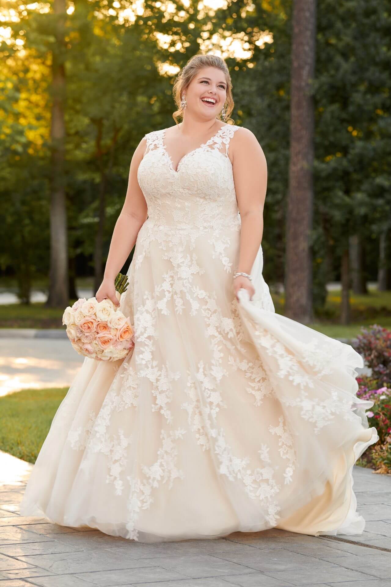 Form-Fitting Plus Size Lace Wedding Dress