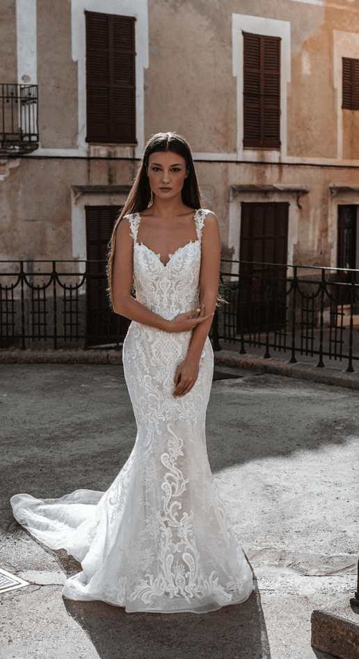 8 Best Lulus Plus-Size Dresses For Weddings 2021