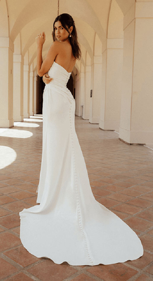 Back of sleeveless, elegant wedding dress, Collins, with a high thigh slit and long train